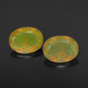 カラットの天然マルチカラーオパール（8.2×6.2 mm・透明）