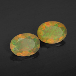 カラットの天然マルチカラーオパール（8.2×6.2 mm・透明）
