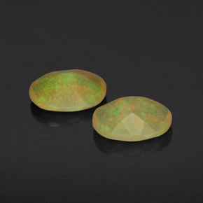 カラットの天然マルチカラーオパール（8.2×6.2 mm・透明）