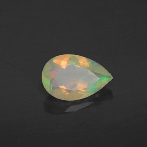 0.58カラットの天然マルチカラーオパール（8.1×5.2 mm・洋梨の形）