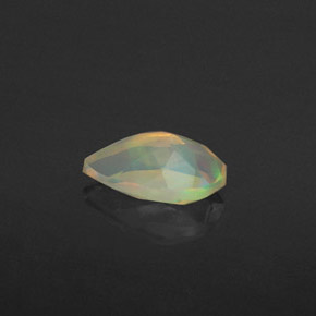 0.58カラットの天然マルチカラーオパール（8.1×5.2 mm・洋梨の形）