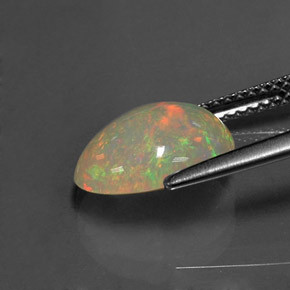 2.19カラットの天然マルチカラーオパール（11.4×8.9 mm・透明）