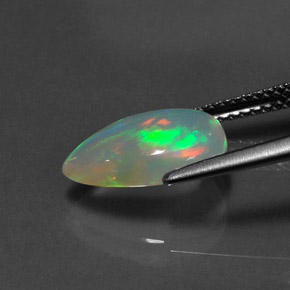 2.08カラットの天然マルチカラーオパール（12.7×8.6 mm・洋梨の形）