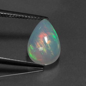 1.92カラットの天然マルチカラーオパール（12.8×8.6 mm・洋梨の形）