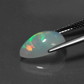 1.92カラットの天然マルチカラーオパール（12.8×8.6 mm・洋梨の形）
