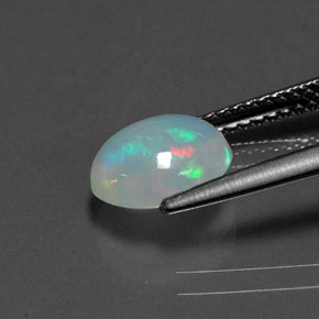 1.29カラットの天然マルチカラーオパール（8.8×7.2 mm・オーバルカット）