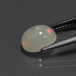 1.38カラットの天然マルチカラーオパール（9×7 mm・透明）