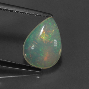 1.72カラットの天然マルチカラーオパール（11.8×8.7 mm・透明）