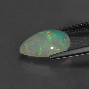 1.72カラットの天然マルチカラーオパール（11.8×8.7 mm・透明）