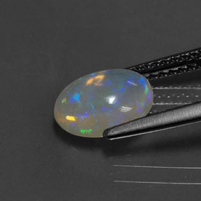 1.11カラットの天然マルチカラーオパール（8.9×7.1 mm・オーバルカット）