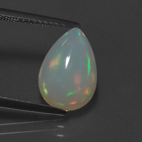 2.66カラットの天然マルチカラーオパール（12.7×8.6 mm・透明）