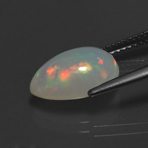 2.66カラットの天然マルチカラーオパール（12.7×8.6 mm・透明）