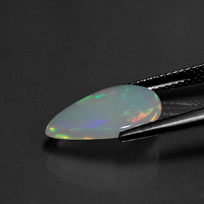 2.21カラットの天然マルチカラーオパール（14.7×10.2 mm・透明）