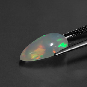 2.78カラットの天然マルチカラーオパール（14.9×9.1 mm・透明）