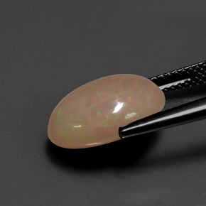 3.87カラットの天然マルチカラーオパール、オーバルカット、半透明