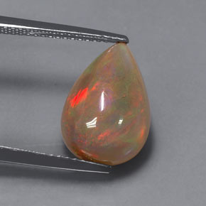 3.85カラットの天然マルチカラーオパール（14.6×10.1 mm・透明）