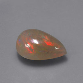 3.85カラットの天然マルチカラーオパール（14.6×10.1 mm・透明）