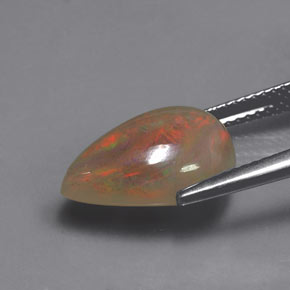 3.85カラットの天然マルチカラーオパール（14.6×10.1 mm・透明）