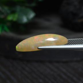 4.19カラットの天然マルチカラーオパール（21.5×7.6 mm・透明）