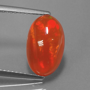 2.71カラットの天然マルチカラーオパール（13.2×8.3 mm・オーバルカット）