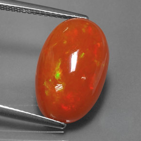 6.05カラットの天然マルチカラーオパール（17.2×10.8 mm・透明）