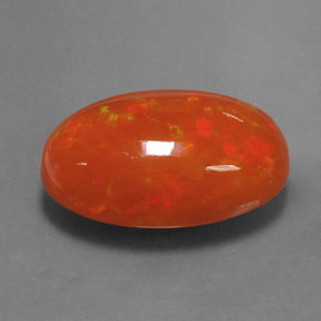 6.05カラットの天然マルチカラーオパール（17.2×10.8 mm・透明）