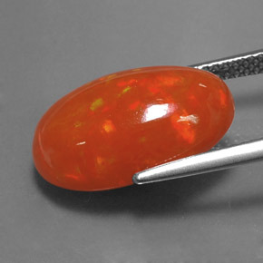 6.05カラットの天然マルチカラーオパール（17.2×10.8 mm・透明）