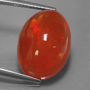 8.38カラットの天然マルチカラーオパール（17.7×12.9 mm・透明）