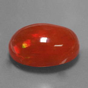 8.38カラットの天然マルチカラーオパール（17.7×12.9 mm・透明）