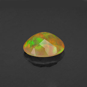 1.56カラットの天然マルチカラーオパール（10.1×8.1 mm・オーバルカット）
