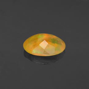 1.48カラットの天然マルチカラーオパール（10.1×8 mm・オーバルカット）