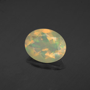 1.64カラットの天然マルチカラーオパール（10.1×8 mm・オーバルカット）