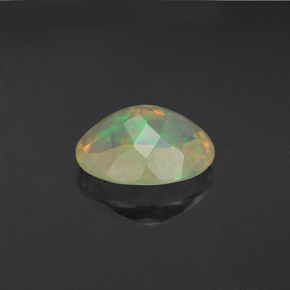 1.64カラットの天然マルチカラーオパール（10.1×8 mm・オーバルカット）