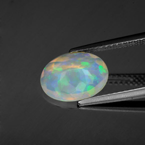 1.22カラットの天然マルチカラーオパール（10.7×8 mm・オーバルカット）