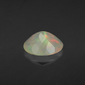 1.50カラットの天然マルチカラーオパール（10.2×8.1 mm・オーバルカット）