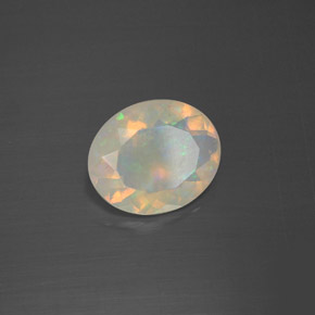 1.60カラットの天然マルチカラーオパール（10.5×8.7 mm・オーバルカット）