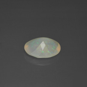 1.60カラットの天然マルチカラーオパール（10.5×8.7 mm・オーバルカット）