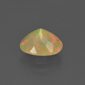 0.85カラットの天然マルチカラーオパール（8.2×6.4 mm・オーバルカット）