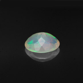 0.98カラットの天然マルチカラーオパール（9×7.1 mm・オーバルカット）