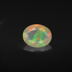 0.92カラットの天然マルチカラーオパール（8.7×7 mm・オーバルカット）