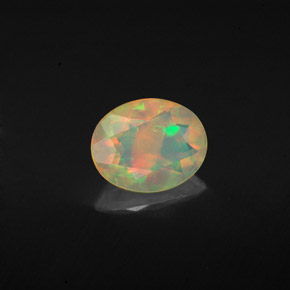 0.92カラットの天然マルチカラーオパール（8.7×7 mm・オーバルカット）