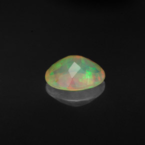 0.92カラットの天然マルチカラーオパール（8.7×7 mm・オーバルカット）