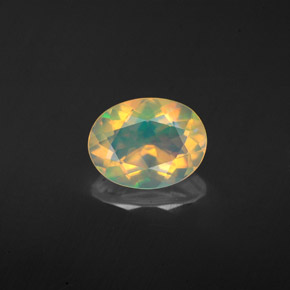 1.13カラットの天然マルチカラーオパール（9×7 mm・オーバルカット）