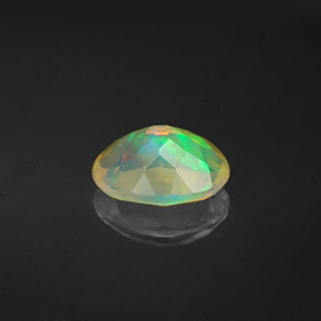 1.13カラットの天然マルチカラーオパール（9×7 mm・オーバルカット）