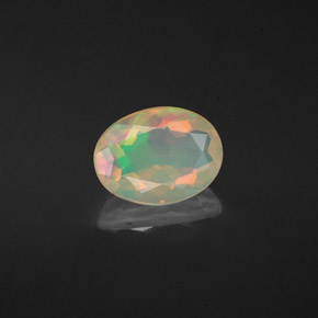 1.10カラットの天然マルチカラーオパール（8.8×6.7 mm・オーバルカット）