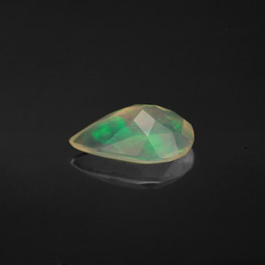 0.87カラットの天然マルチカラーオパール（10×6.5 mm・洋梨の形）