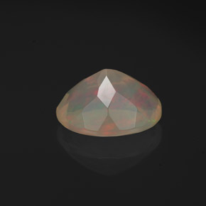 1.30カラットの天然マルチカラーオパール（9.1×7.1 mm・透明）