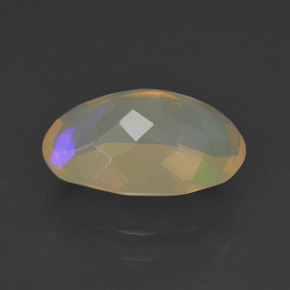 1.83カラットの天然マルチカラーオパール（11.3×7.8 mm・オーバルカット）