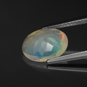 1.53カラットの天然マルチカラーオパール（10.9×8.2 mm・オーバルカット）