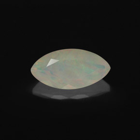 1.18カラットの天然マルチカラーオパール（11.9×6.1 mm・透明）